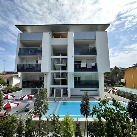 Near With Pool Access Apartment