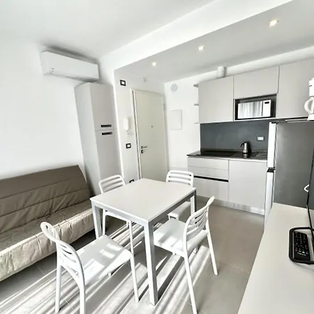 Near With Pool Access Apartment *