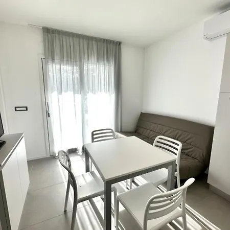 Near With Pool Access Apartment *