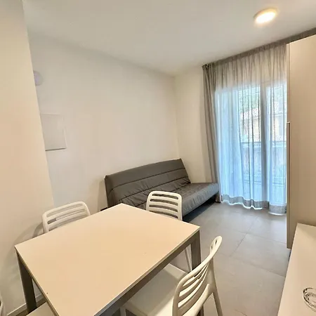 Near With Pool Access Apartment