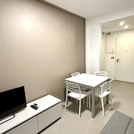 Apartment Near With Pool Access *