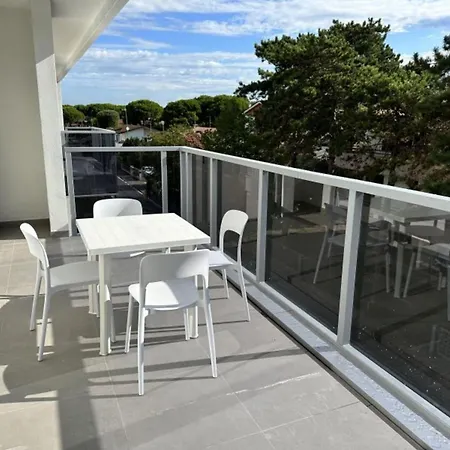 Near With Pool Access Apartment *