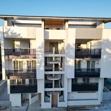 Apartment Near With Pool Access